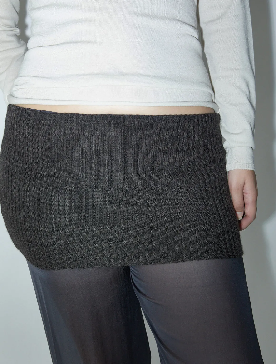 Discount no 2256 / Yewon Trousers